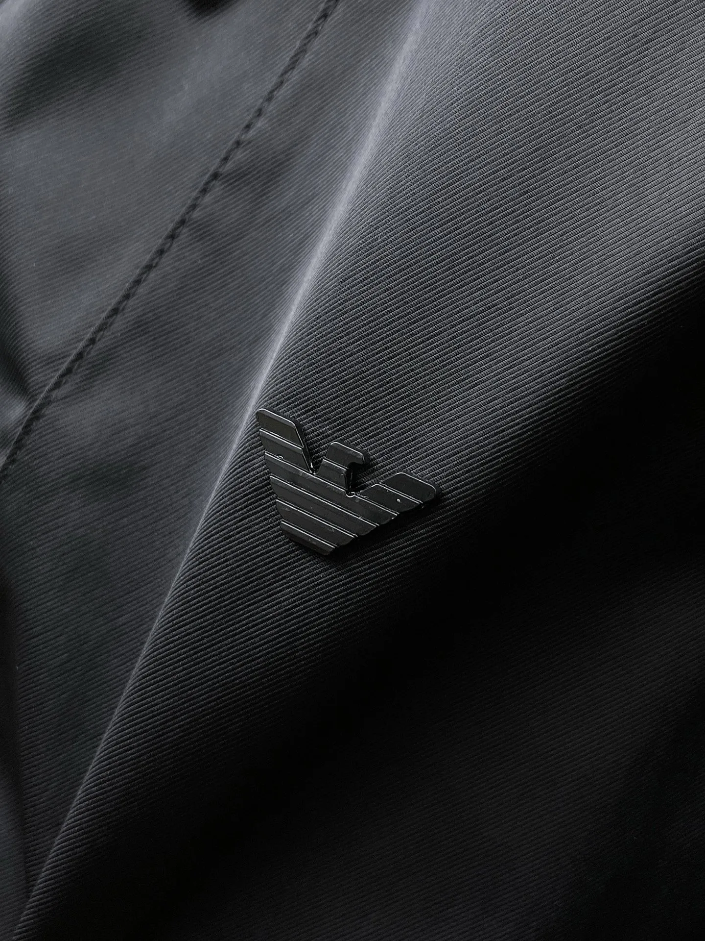 Armani official website Same Style, complete with three labels, on sale in advance. 2026 Autumn and Winter New Arrival men's jacket, Original with complete three labels, Premium version. Custom-made fabrics at the counter. Breathable, high comfort, impeccable details, brand element design concept, reflecting high quality. It feels delicate and soft, presents a casual cut, and has a great upper body shape. Sizes: M～3XL